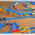 【スカッとする話】姑はいい人だけど同居に対して夢見がちなところがある。そんな姑と世間話してたら、遠い親戚が退職金アテにして一戸建てを買ったらお金が足りなくて、息子夫婦が自宅を売って同居したという話をされた。それに対して親子だから支えあいがどうのと言おうとした姑をさえぎって言い切ってやった。そもそも姑が私にしか同居話をしなくなったのは…ｗ