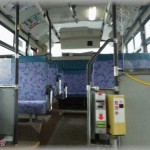 【迷惑行為】バスに乗ったら乗客は数人でガラガラだった。 後部の二人がけ席にのびのびと座っていたら、一つ後のバス停で乗り込んできたピザ男がわざわざ私の隣に座った。