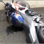 【衝撃体験】コンビニの駐車場にバイク停めて休憩してたら、防犯アラームの音と派手にバイクを倒す音に続いて「ギャー！」という叫び声が聞こえてきた。何事かと思って外に出てみたら・・・！！
