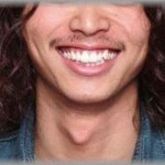 【面白】当時通っていた美容院のオーナーは細身で巻き毛の長髪でいかにもって感じの若い男性でちょっとナルシストな感じだなと思ってた。