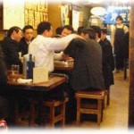 【イラッとする話】ショッピングモールの定食もやってる居酒屋へ家族と行った時、半分くらい席も空いてるし自分たちより後から来た客のものは出てるのに、30分待っても自分たちの頼んだものが出てこなかった。オーダー通ってるか聞いたら確認もせず通ってると言われ、さらに待っても店員に聞いても出てくる気配がない。しかもこの後の対応も最悪だったわ…。