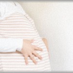 【鬼畜】どういうつもり？妊娠８ヶ月の私のお腹を殴るふりをしてくる同僚男性。はらわた煮えくり返る！！