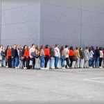 【策士】初売りで行列に並んでいたら俺たちの前にBBAが割り込み！文句を言おうかと思ったら彼女が「放置でいいよ」と…いやでも後ろの人たちにも迷惑だし…とうろたえている俺に「まぁまぁ」と悠長なことを言う彼女…一体何が始まるんです…？