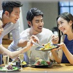 【えっ！？】休日にデートしていたら、フードコートで会社で大人気のA君が彼女連れでいるところに偶然遭遇。あの人気者のA君の彼女ってどんな人だろう？と興味津々で挨拶するとA君が「よかったら一緒にどうぞ」と相席を勧めてきたので私たちカップルも一緒に席に着かせてもらったところ…！！