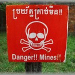 【黒い過去】バックパッカーをしてカンボジア旅をしていた。カンボジアはまだ地雷がうまっていてそのせいで子供がなくなったりしていてひどい状態だった。その旅でクメール人と仲良くなっりいろんな村を回った。海外ということもありマリファナをしたりして精神状態はあまりよくなかった。そんなある日あることをもちかけられた。