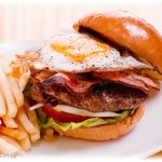 【ほっこりする話】1年前に息子が結婚したんだけど、お嫁さんは両親からの○待で縁を切っているらしい。そのせいで親というものが怖いのか、初対面からかわいそうになるくらい緊張していた。だからあまり接触しないようにしていたんだけど、用事でうちに来たときに昼食に手作りハンバーガーを出すと…ｗ