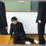 【過去のいじめ】昔中学生のときに教室の窓から半分以上体出されて、落されて両足を怪我した。就職した板金工場でも虐められた。