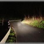 【恐怖！】山道で俺を追い抜いて行った車が先方で事故に遭って大破していた！！その車の横に差し掛かった時、事故車の中から突然女が飛び出してきて…！！