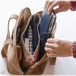 【なれそめ】万引きを疑われ店員に荷物を全部出せと言われたが、バッグの中には過激な表紙の18禁本が！不審に思った友達がトートバッグの中をのぞき・・・