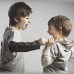 【壮絶】「2歳、3歳の甥兄弟たちの兄弟喧嘩が壮絶すぎる…！！」2歳3歳が繰り広げる喧嘩の範疇を超えるとんでもない素行とは…！？