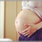 【ゾッとする話】出産間近、保育所に上の子を迎えに行ったら最近入所したらしい子にいきなり腹を殴られた。 その足で病院に向かった所、その途中で破水した。