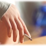 【愚痴】会社のある場所は路上禁煙地区ではないんだけど、本社から通達が出て駅から会社まで禁煙令が出た。会社のジジイ連中は「中高生じゃないんだ、俺は吸うぞ！」と激怒してる。この会社の方針についてスレ民の意見は…。