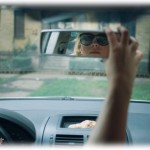 【衝撃体験】母が具合が悪いというので病院に送っていって私は車の中で待ってたんだけど、15分位したころパトカーがサイレン鳴らしながら近づいてきた。事件でもあったのかなと思っていたら車の窓をノックされて「ここで何やってんの？」。え、なんで私？と思ったら…。