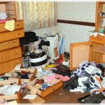 【修羅場】帰宅後、床や茶箪笥が汚れてるのを見てきれい好きな母はすぐに拭き掃除！しかし、引き出しの中が荒らされているのを見てやっと空き巣が入ったことにきづいた！