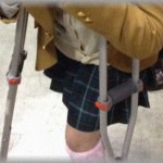 【修羅場】足を骨折したが学校までは電車で行かないといけない。自分を見ると席を譲ってくれる人もいて、その日も譲ってもらい有り難く座ろうとしたら、「図々しく座るんじゃねぇ！」とお爺さんに突き飛ばされた。