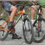 【泥ママ】マンション自室前の内廊下に旦那のMTBを置いていた。別の階の奥様「興味がある。乗ってみて楽しかったら買ってみるから貸して！」