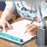 【衝撃】幼稚園の頃、書道大会なるものがあった。俺は書道の「しょ」の字も知らないガキで鼻くそほじりながらテキトーにやった。一方で書道を習っていたA。ものすごく上手に書けていて子供ながらに感心した。そしてその年の書道大会の結果に衝撃が走った…。