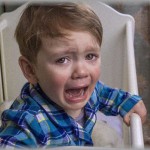 【報告者がクズ】先日、警察を呼ばれました。警察「匿名でお宅のお子さんが昼夜問わず泣いていて、壁や床をなぐったりするような音がすると通報がありまして…」だと。子供は泣いて当たり前なのに。