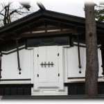 【衝撃体験】実家にお化け蔵と呼ばれる蔵があったんだけど、お化けが出るから入るなと言われていたし鍵がかかってたから俺も両親も一度も入ったことがなかった。ところが帰省してみたら鍵が開いていた。もしかしたらお宝があるかもと意を決して入ってみたら…