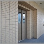 【恐怖】平日休みの日、午後になってマンションに帰ってくると階段から降りてきた男が私を見るなり笑顔で近づいてくる…！怖かったので急いでエレベーターに乗ったら男も一緒に乗ってきやがった！！そして狭い密室で男と二人になってしまい怯えていると…