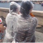 【賛否両論】水に濡れるアトラクションで前に並んでた家族がゴミ箱からカッパを引っ張り出して着てた！