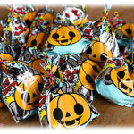 【報告者がキチ】姑は毎年ハロウィンに子供にお菓子を配ってたんだけど、姑が亡くなって夫がそれを引き継いだらしい。家計からお菓子代出しておいてって突然言われた。しめて5万。姑の遺産はあるけどそれは子供のために使いたいからこんな無駄使いしたくないって拒否したら遺産全部返せ離婚しろって言われて実家に帰らされた。財産使い込まれる前に貰うもん貰って別れたほうがいいのかな。