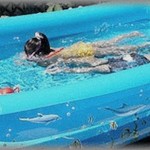 【ババア撃退】子供を連れて帰省。父「ビニールプール大きいのを買い足しちゃった！」すると近所のおばあさんが母に孫の託児しようとした。