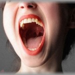 【衝撃体験】残業続きで毎夜リビングで寝てしまう旦那。ある夜私が尿意を感じて階段を下りたら、リビングから妙な音が・・・