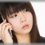 【ムカつく話】数年に一度の帰省で、朝空港に向かう直前トメから「実家へのお土産取りに来て」と電話があった。「飛行機に遅れるので無理です！どうしてもと言うなら持ってきてください」と答えると、隣にいた旦那が激怒して・・・