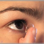 【怖い】目にコンタクトを入れたら右目が痛くなった。思わず右目に手をあてがうと髪の毛が指に絡まり、取ろうとしても顔から離れない。