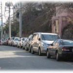 【キチガイ】玄関の扉を半分塞がれる形で違法駐車されたので張り紙をしておいたらくしゃくしゃにされて捨てられてた。1週間後また玄関をふさぐようにとめられたので警察を呼んで駐禁きってもらった。次の日仕事から帰ると玄関のドアがボコボコになってた。とりあえず家の中に入ったらいきなりのインターホン連打＆ドアバン。もちろん相手は…。キチガイ大集合で修羅場った…。