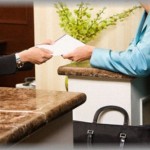 【被害者面】オートロックのマンションに住んでいた時、チャイムが鳴った。配達業者「荷物を直接届けたい」普通はコンシェルジュに渡すんだけど、マンションに入れたら大変なことになった。