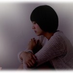 【奇行】精神を病んで水に近寄れなくなった。3日に1回体を拭き、2週間に1回シャワーを浴びる生活をしてた。しかも生理の血をためておいて他人の玄関に撒いたり自分家の玄関に撒いたりしてた。そんなことを続けていたある日…。