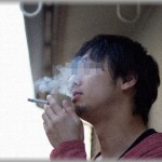 【驚愕】28歳の俺だが、高校生だった頃のジャージを着てベランダでたばこ吸ってたら、パトカー登場！警官が降りてきて「そのジャージ、○○高校のだよね？高校生がたばこ吸っちゃダメだよ」って交番に連行された…成人したおっさんだと主張しているのに、「これ書いて」と渡された紙にとんでもないことを書かされそうに…！！