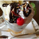 【自爆トメ】テンプレ通りなクソトメが喫茶店で嫁の姿を発見。「息子の稼ぎで良い物食べてるじゃないの」と嫁の肩を叩いて…愕然！