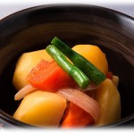 【泥ママ】冷蔵庫に入れておいた肉じゃがと温野菜がなくなってた。旦那と娘に話して他になくなったものは無いか聞くと娘のDVDとスクラップブックがないらしい。妙なものを持っていくなと思いながらも警察に相談に行った帰り道にAさんの娘に会ったんだけど、その手には娘のスクラップブックがあって「私さんの家に行こうと思ってた」と。案の定犯人は…。