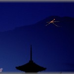 【泥ママ】送り火イベントを特等席で見るために、すげー前からがんばってレストランの席を予約。だが当日…なぜかその席が無い。あきらめてホテルに行ったが、後日保育園でとんでもない真相がわかった。