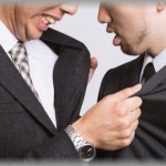 【隣人問題】隣の家が業者を呼んで古いガレージを壊してた。すると俺の家の水道とホースで解体工事で出た土やらを流してた。俺「オマエなに勝手に人の家のもの使ってんの？」業者「え？」