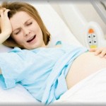 【出産の笑える話】破水してからが長いし苦痛だった。人手不足で看護師助産師共にいない。旦那は普段の疲れで爆睡。限界だった私はとんでもない暴言を吐いた。