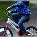 【閲覧注意】中学生の頃、友人と二人で自転車で下校していたら、向かいから小学生が猛スピードで近寄ってきた。すれ違えるように寄ったら、寄った側に突進してきて友人が転倒！！「大丈夫！？」と友人に駆け寄った時にとんでもない光景を見た