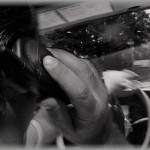 【本当にあった怖い話】停車していた車を発進しようとしたら窓をコンコンと叩かれた。男性２人「警察なんですけど、ここらへんで強盗があったので中を見せてください」