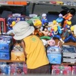 【非常識親】大きな公園で開催されたフリマで子どもの好きそうなおもちゃをたくさん出してるお店を見ていたら、3歳くらいの男の子がまとわりついてきた。