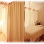 【スカッとする話】事故で入院したとき2人部屋だったんだけど、同室のおばさんが「霊があなたの背中にずっとついてる」とか「そのベッドで死んだ人がずっと添い寝してる」とかウザイウザイ。なのである日見舞いに来てくれるという友人と示し合わせて一芝居打ってみた結果ｗｗｗ