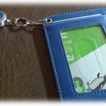 【恐怖】駅で定期入れを落としてしまった。その中には定期のほかに学生証も入っていて、拾った人がそれを見て連絡をしてきた。お礼を言って、警察に届けてほしいと頼んだんだけど、会ってお礼を聞きたいと言ってきかない。なんだか怖くて、結局定期も学生証も全部諦めて連絡を絶った、と思ったらゼミの友人から怖いことを聞かされた。