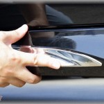 【旦那の武勇伝】スーパーに買い出しに行き、駐車場に戻ると入店時には開いていた隣の駐車スペースにななめにこちらに寄せて軽が停まっていた。当てないように注意深く開いていると、ババア「車体に傷がついてる！弁償しろ！