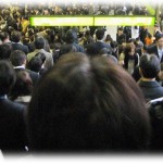 【神経が分からない話】私と同じ駅を同じ時間に利用している妊婦さんと旦那さんがいるんだけど、その電車は息をするのがやっとの満員電車。もっとましな車両があると思うんだけど旦那さんがいるからってあえてこの車両に乗るのは…、とブログに書き込むと…。