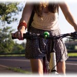 【泥ママ】学生時代、帰り方向が同じ人数人で駅の駐輪場に向かって歩いていたら突然先輩が走り出して、自転車に乗った主婦っぽい人の車輪を蹴り飛ばして転ばせた。ええええ？！と思って皆ポカーンとしてたら先輩が一喝。なるほどそれなら仕方ない。