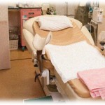 【出産】長男を出産した病院は、立会いOKだけど分娩台が一部屋2台なので他に出産の人がいたら退室しなければいけない。なのに私と同室で出産した人の旦那さんは立ち会うとゴネて結局退室させられたものの、待合室で大声で私を罵倒していた。その内容に私は大泣き。