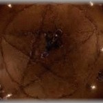 【衝撃体験】帰宅すると、いつもは騒がしい家の中が静まり返ってた。どうしたのかと思いリビングをこっそり覗くと、嫁と息子たちが円座になって目を瞑り、両手を前に突き出して何かの儀式をしてた