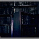 【怖い話】一人暮らしの祖父が亡くなり、親戚一同で祖父宅を整理していた。巨大な本棚を動かすと、その裏に小さな隠し戸が・・・興奮した叔父が「開けよう！」と無理やりこじ開けると、そこには・・・！